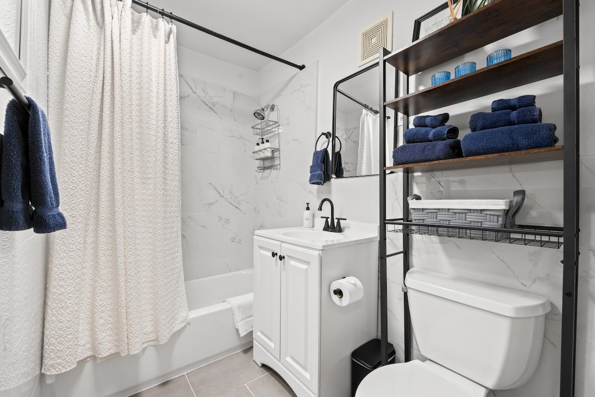 2BR In Times Square Near Restaurants gallery image 5