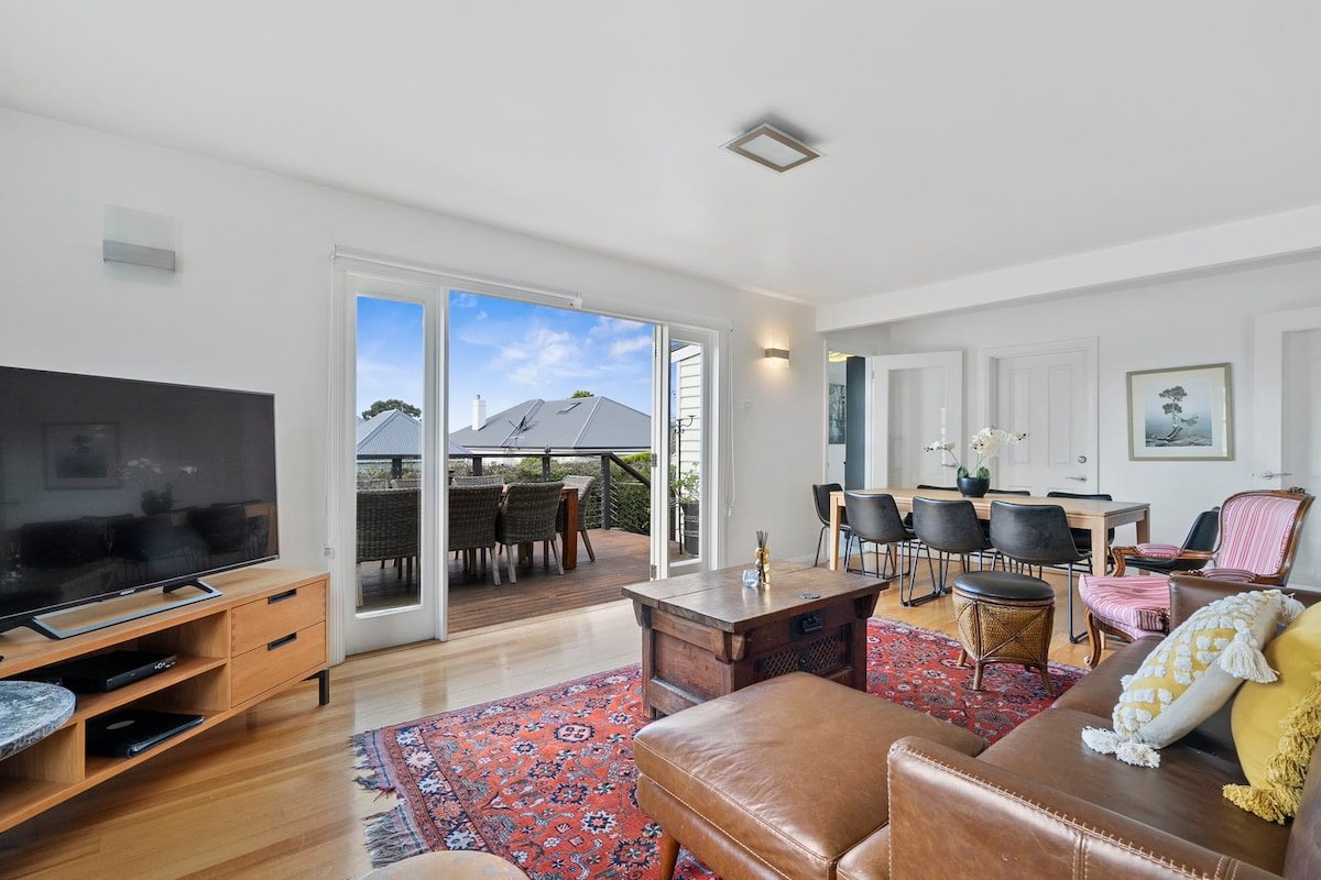Stunning Renovated Home, close to CBD Sleeps 8. gallery image 2