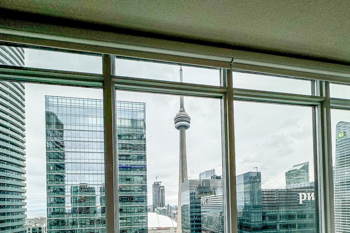 Luxury Corner Unit | Prime Location | Free Parking gallery image 3