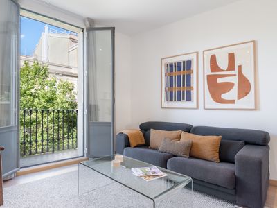 Bright apartment with balcony near to Eixample