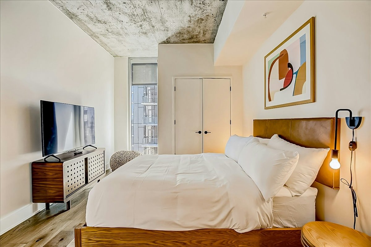 Downtown 2BR | Rooftop Pool | Gym | 18th Flr gallery image 5