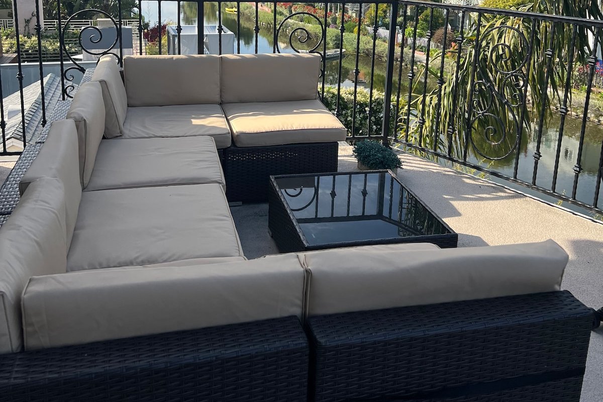 Stunning 4bd 5 bath Canal Front Home with Elevator gallery image 4