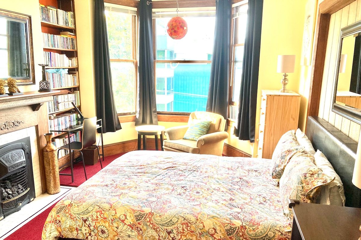 Elegant Victorian Flat gallery image 3