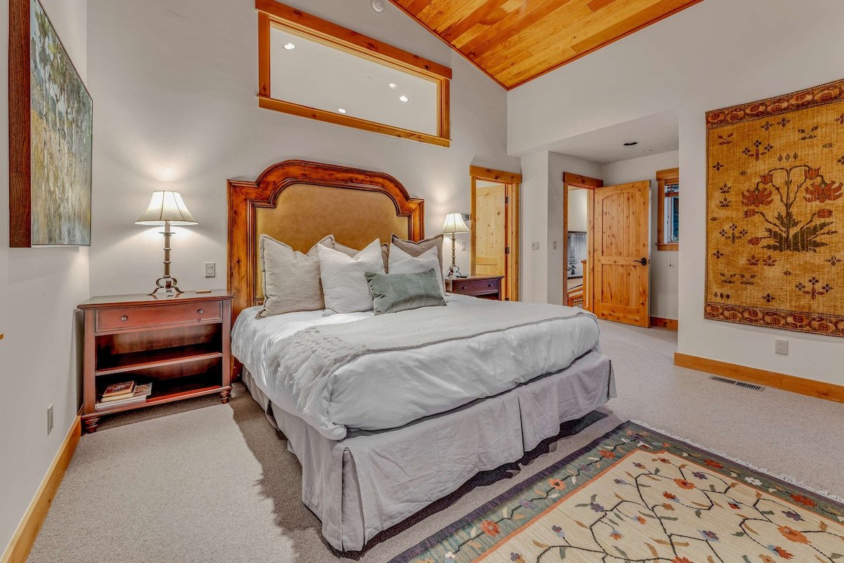 Northstar Ski-In/Ski-Out with Hot Tub & Views gallery image 3