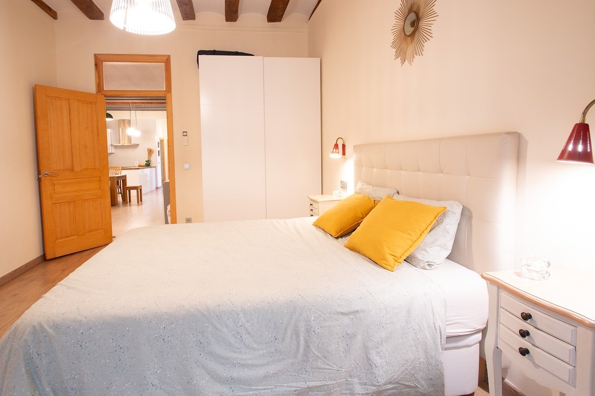 Spacious central apt, 4BR, AC, Wi-Fi, Gothic gallery image 5