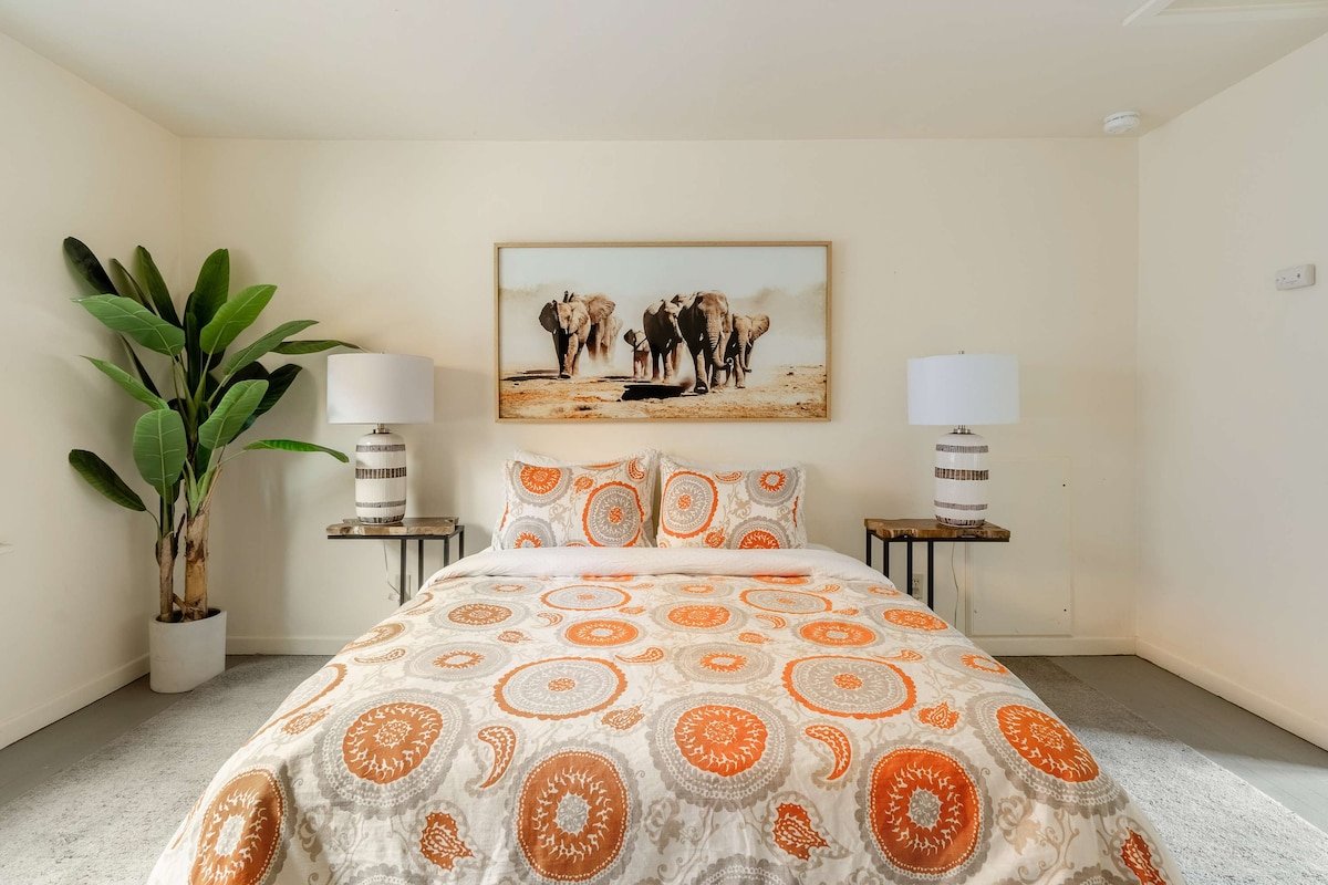 Mid-Century Home • Top Location • 3BR • Sleeps 6 gallery image 3