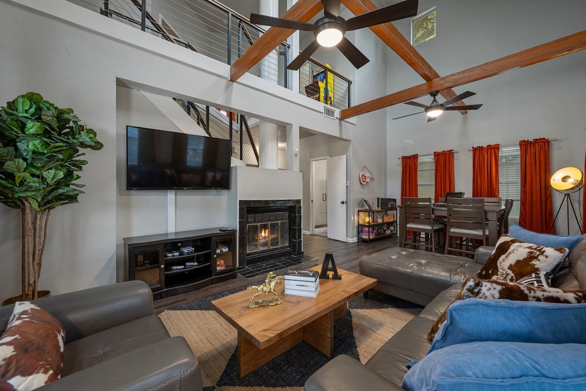 Bachelor(ettes) 2 Homes | Pool, Games, Downtown gallery image 4