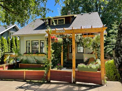 Gorgeous Bungalow with Hot Tub close to Downtown