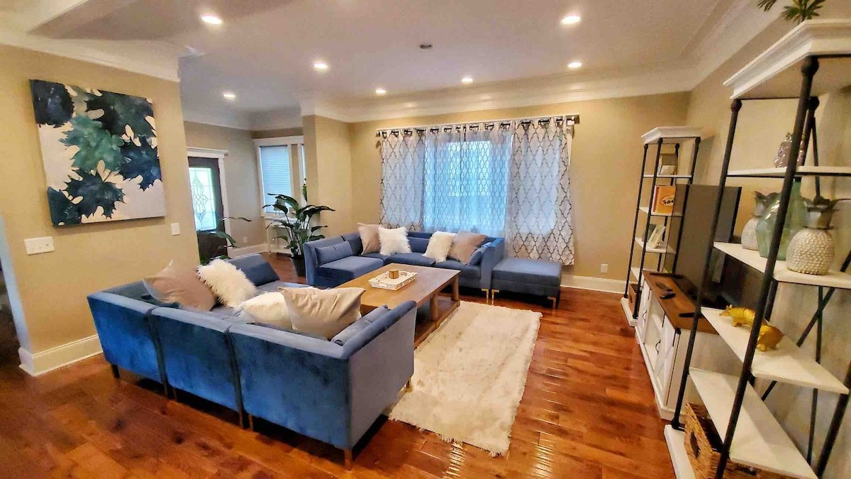 Luxury Retreat-1.5 Miles to Broadway-Sleeps 12+ gallery image 5