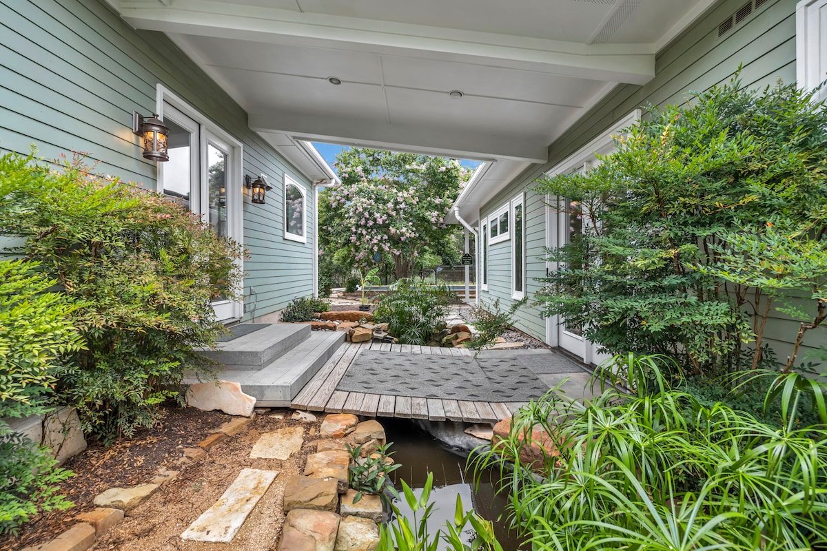 Austin Oasis Massive Pool, Spa, Goats and Chickens gallery image 3