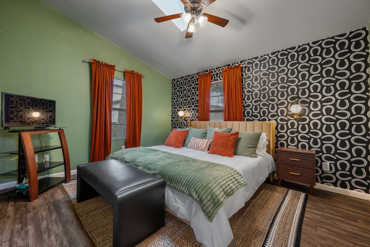 Bachelor(ettes) 2 Homes | Pool, Games, Downtown gallery image 5