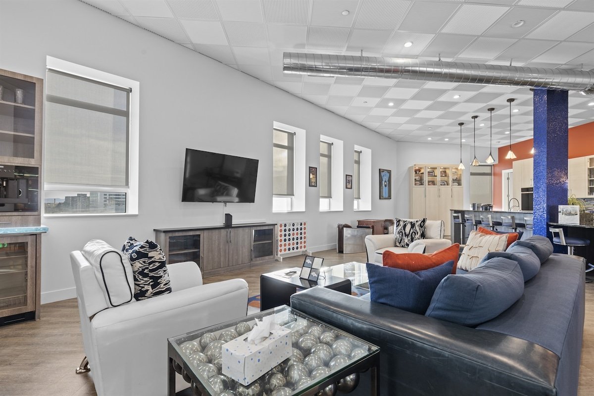 The All-Star! Deluxe Penthouse in Heart of Downtow gallery image 4