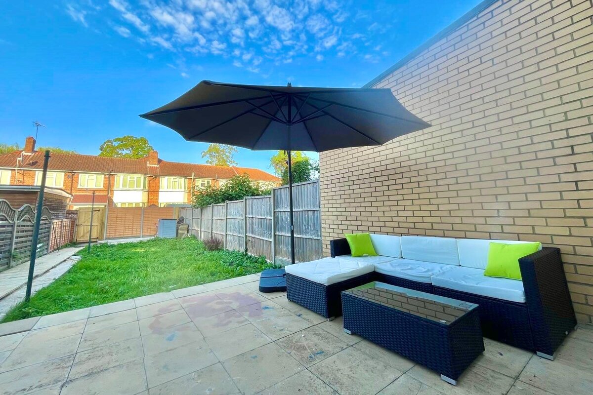 Spacious 3BR Home w/ easy access to Central London gallery image 3