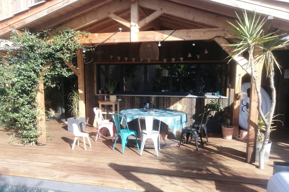 Maison en bois familiale avec piscine gallery image 3