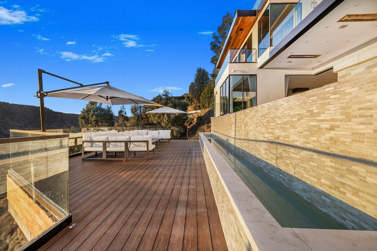 Bel Air Dreamy Escape with Theater & Rooftop Views gallery image 3