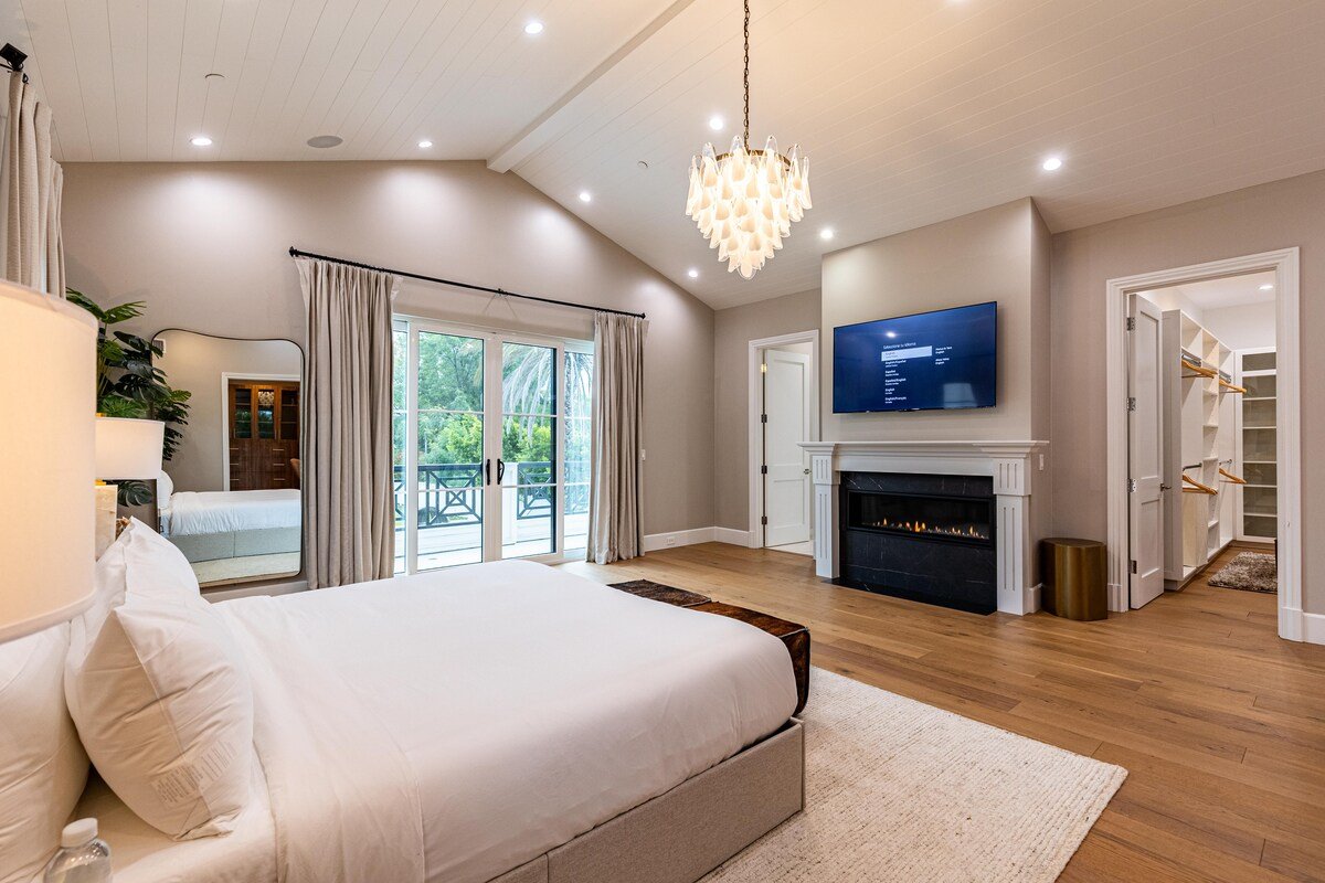 Luxe Tarzana Farmhouse w/ Relaxing Poolside Oasis gallery image 4