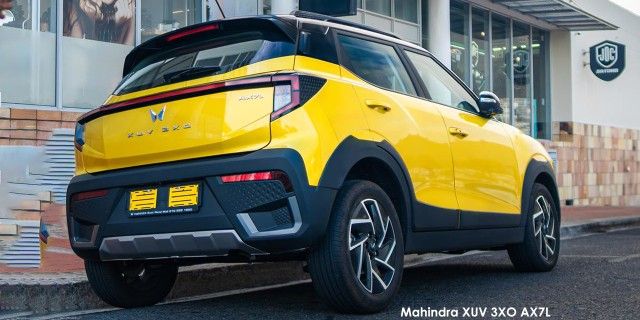 MAHINDRA XUV3XO 1.2T AX7L A/T - 9 