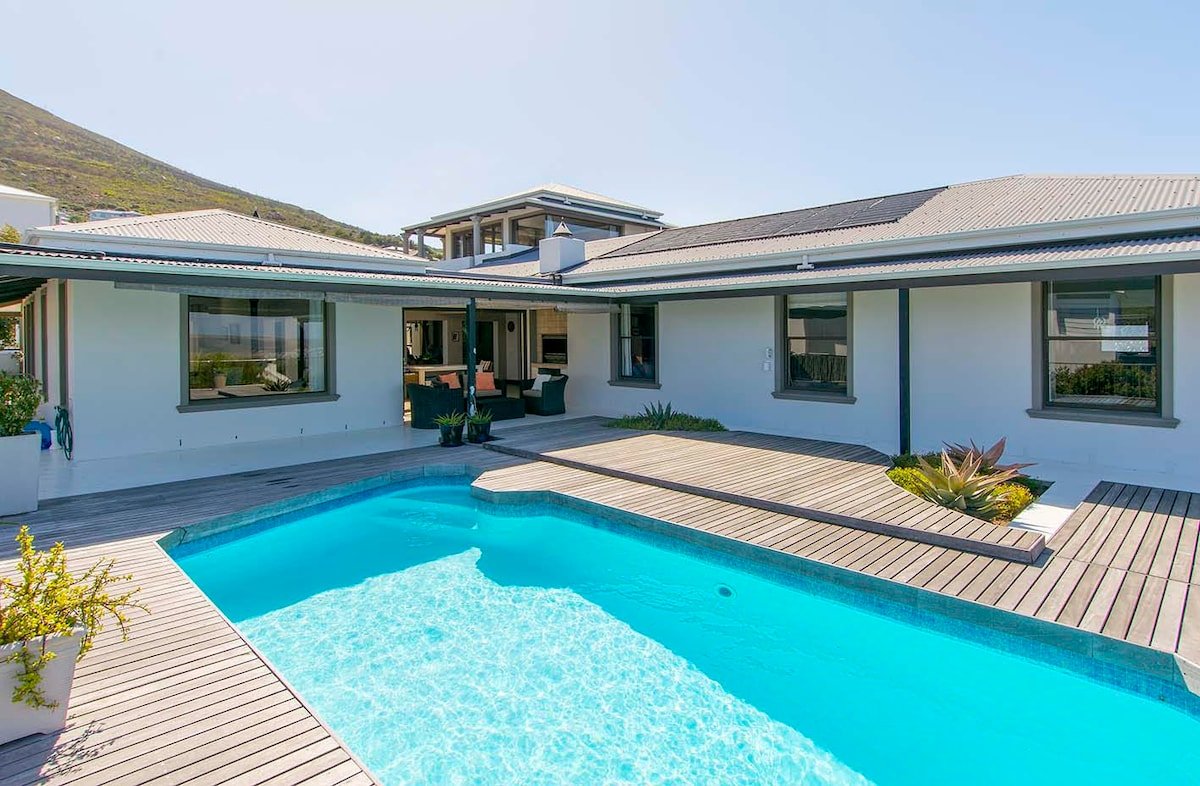 Large 6 bedroom home, ocean and mountain views. gallery image 4