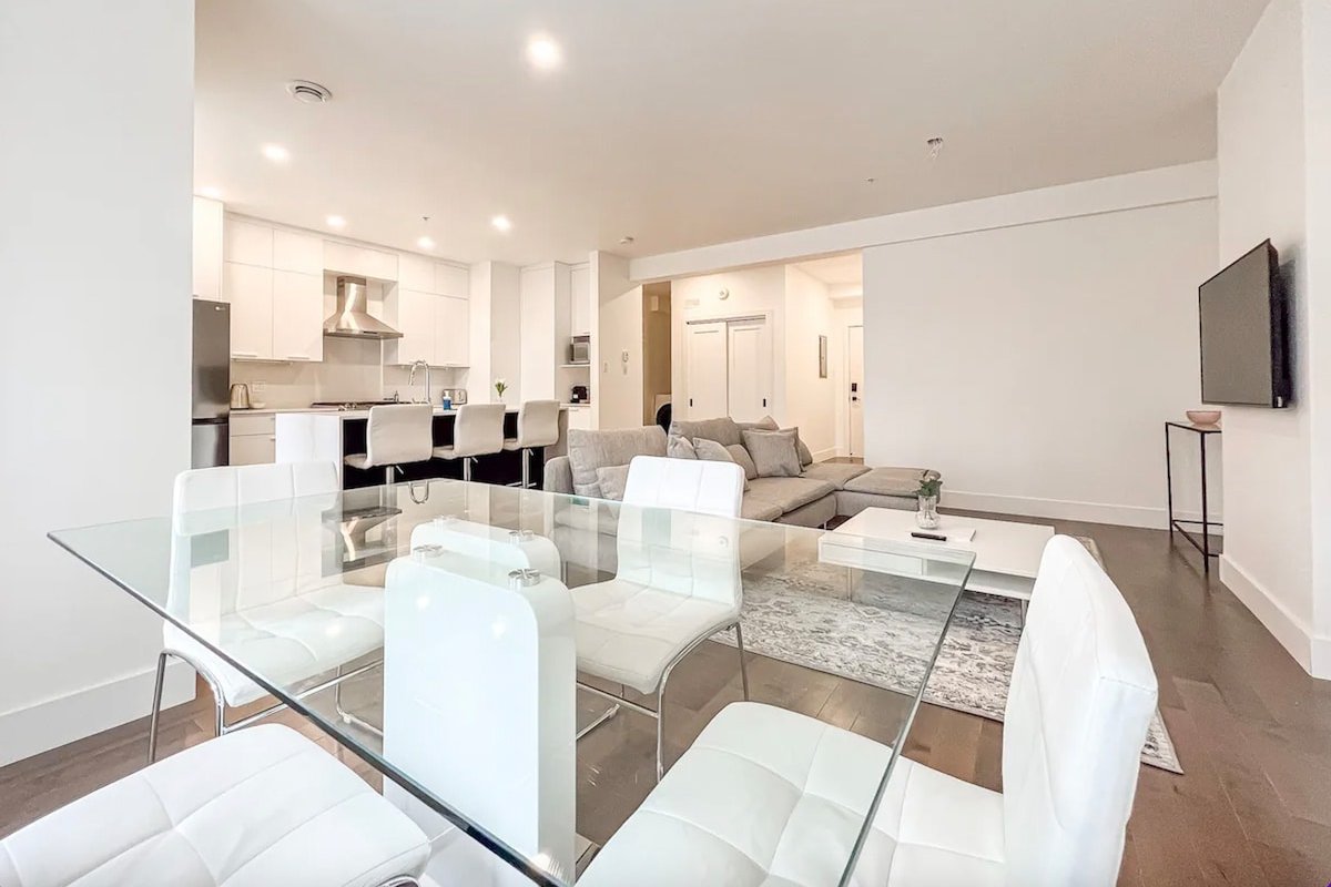 Incredible High-End 3BR – Downtown Montreal gallery image 3