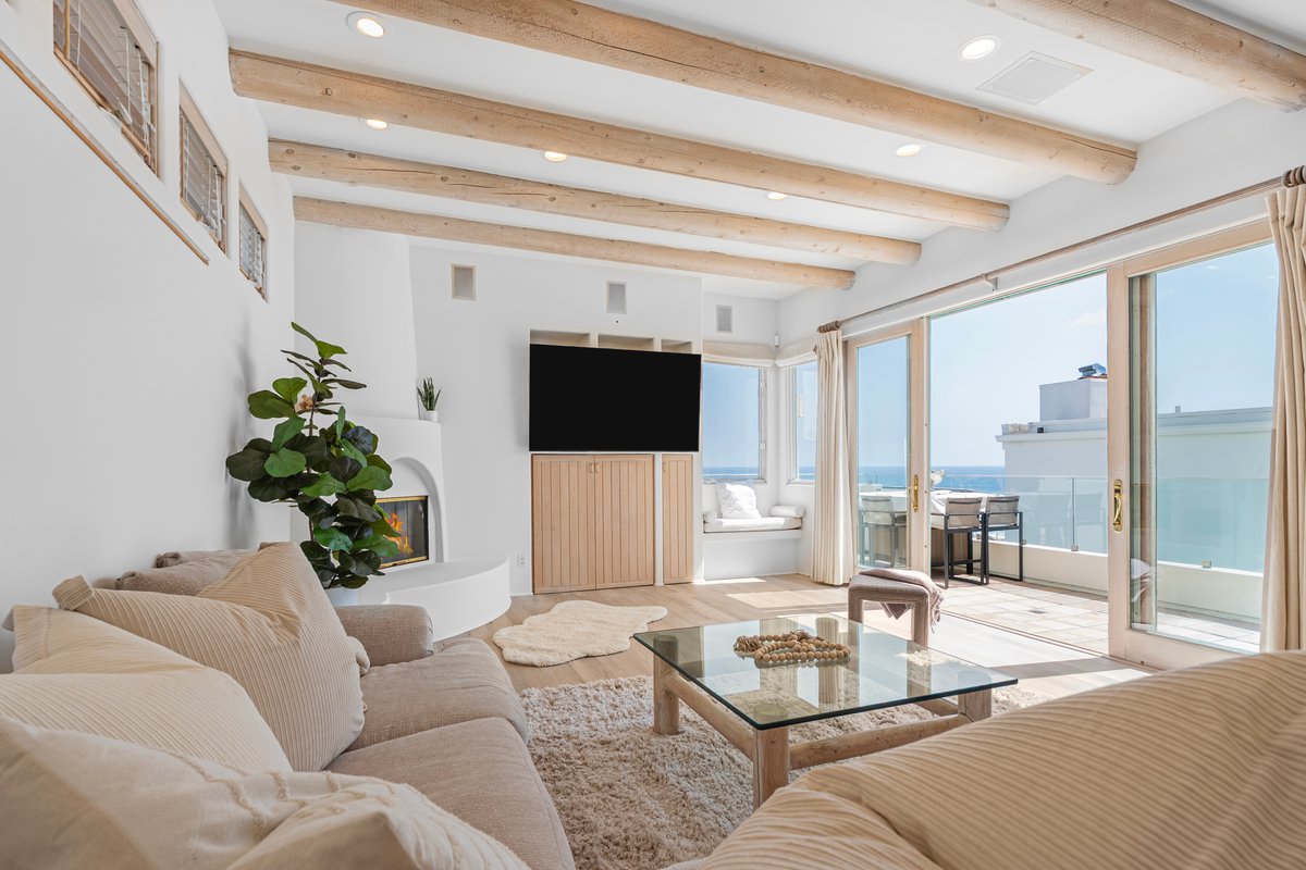 Expansive Home, Block to Beach w Views and Parking