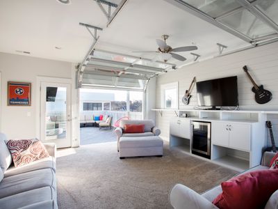 Huge Rooftop Retreat | Walk to Bars and Dining