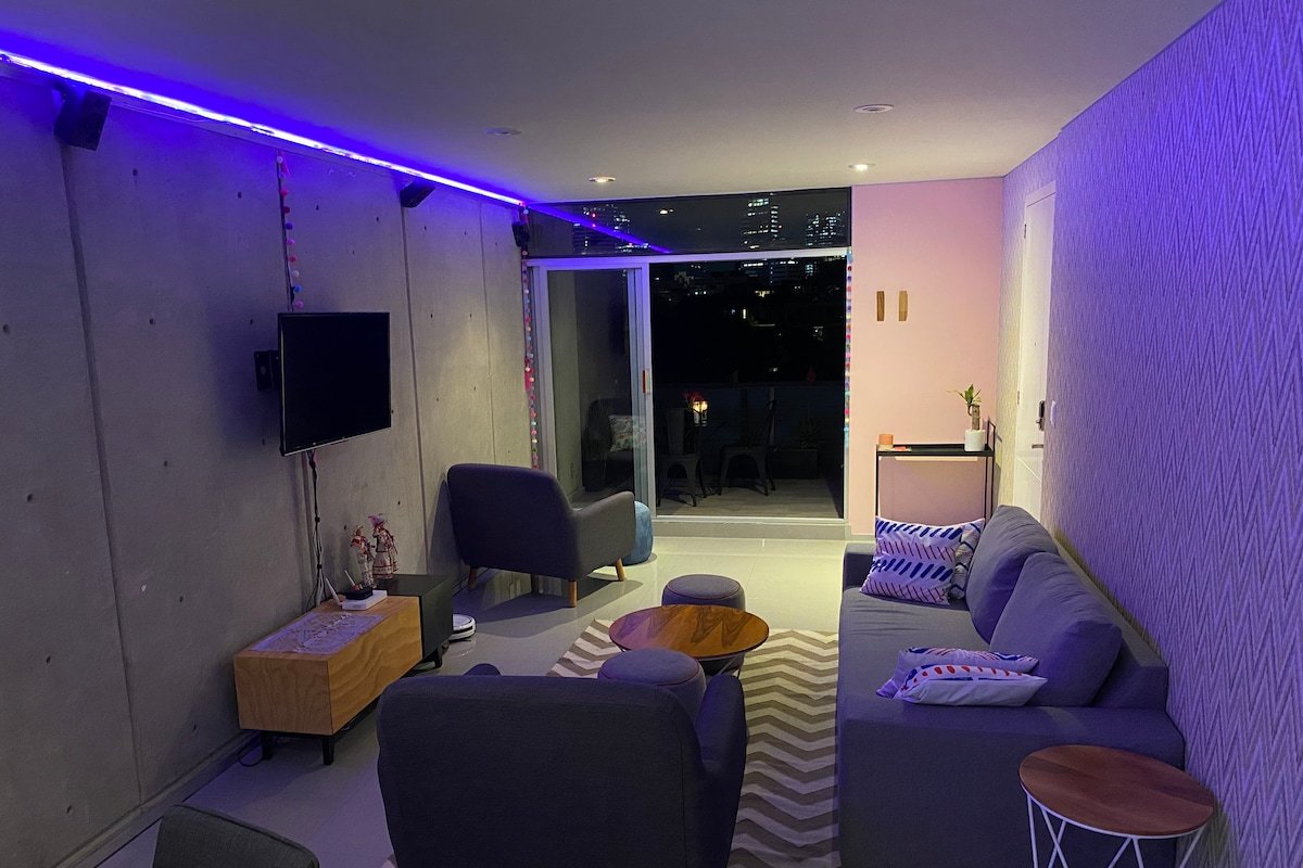 Penthouse, 2 Floors, 3 Private Decks, Pool, 3 bed gallery image 3