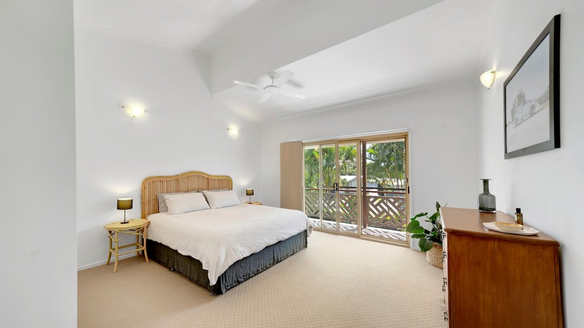 KINGSLEY BEACH HOUSE gallery image 5