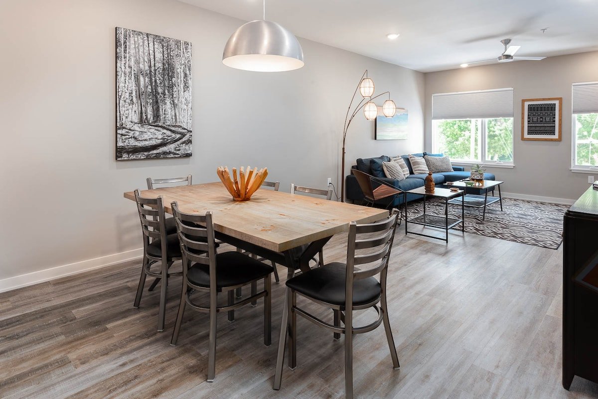 Downtown Townhouse w/ elevator, 3 BR’s & 3.5 baths gallery image 2