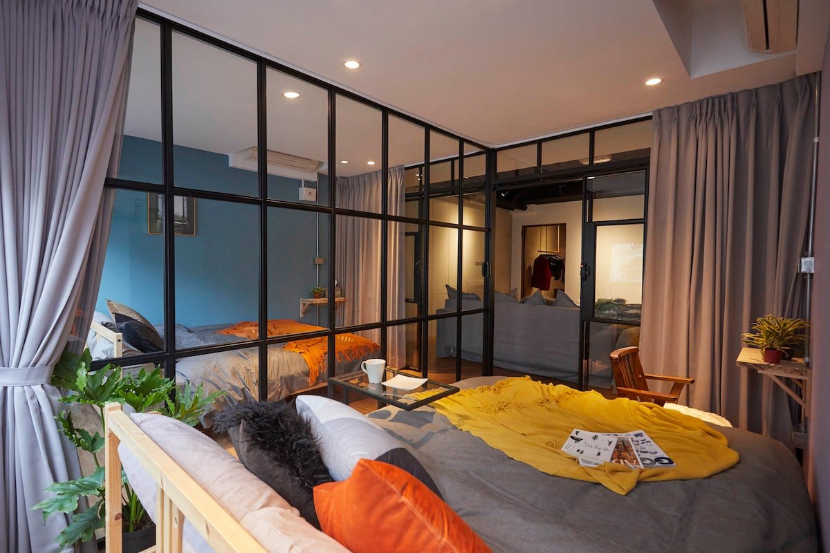 西門私寓-極。台北車站雙層電梯公寓，大型投影，吧台聚會(17人) gallery image 2