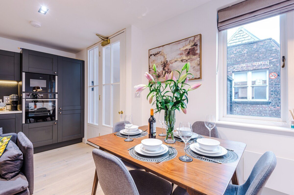 Deluxe 3-Bed Property in Central Shopping District gallery image 3