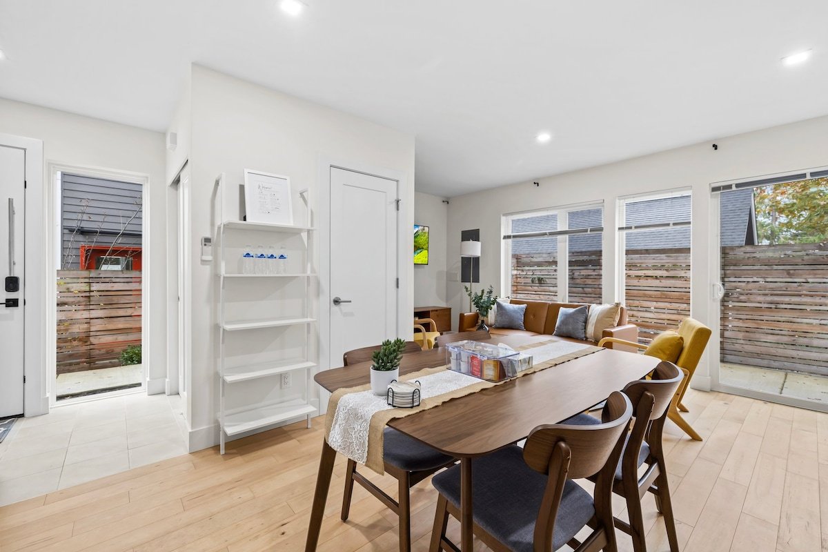 Modern 4B/2.5B Fremont Houses w/ Prime Walkability gallery image 3