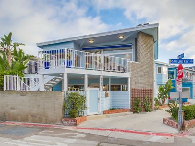 Large Home, One-House Off Bay w/ AC, 4 Car Parking