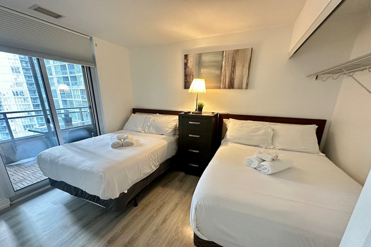 Corner suite Courtyard view 4real beds & 2sofabeds gallery image 3