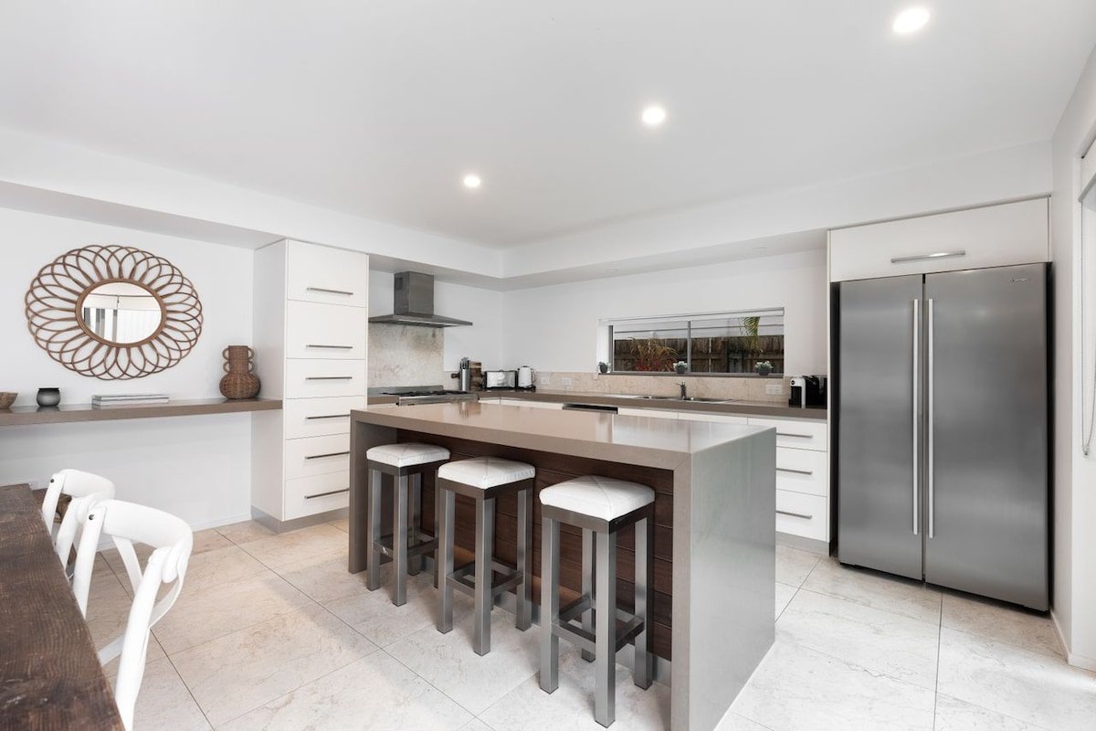 9 Depper St – Large Residence 6 Bed House Pool gallery image 5