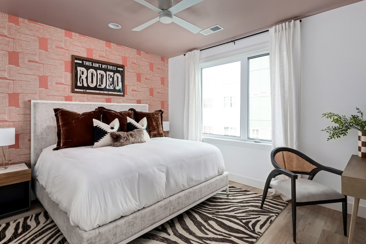 The Hubb House – Hot Tub + Rooftop Lounge! gallery image 3