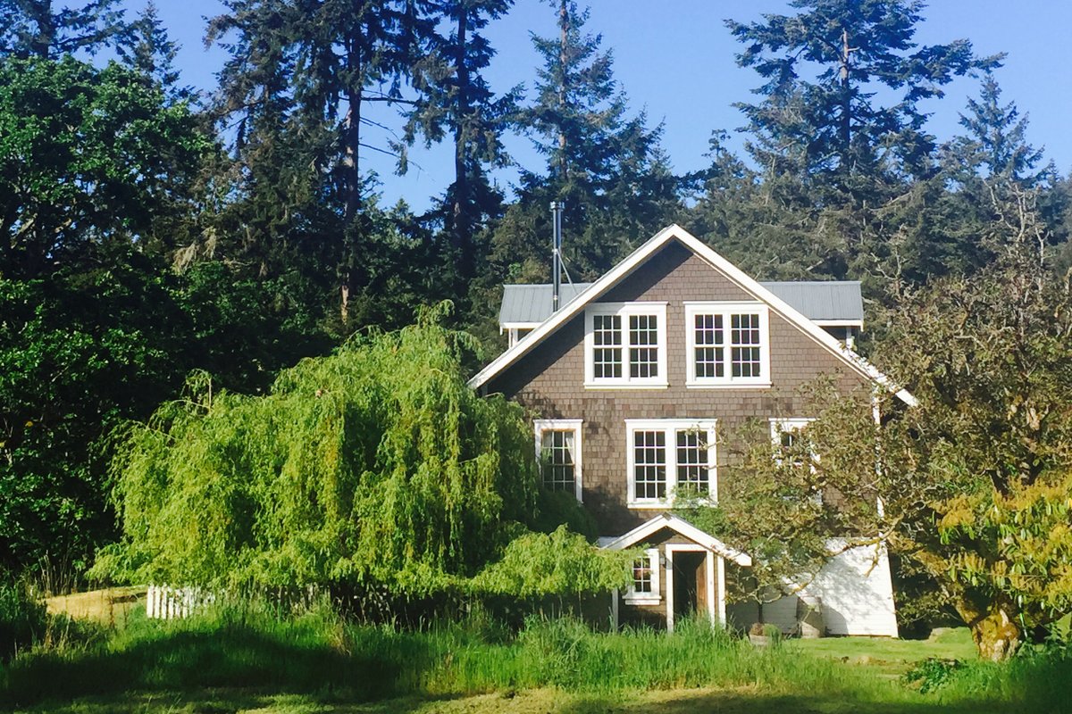 Spacious Modern-Rustic Farmhouse – Saltspring Is.