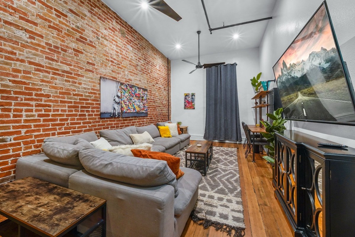 Gaslamp Huge Layout 4BR/2BA Attached Units gallery image 3