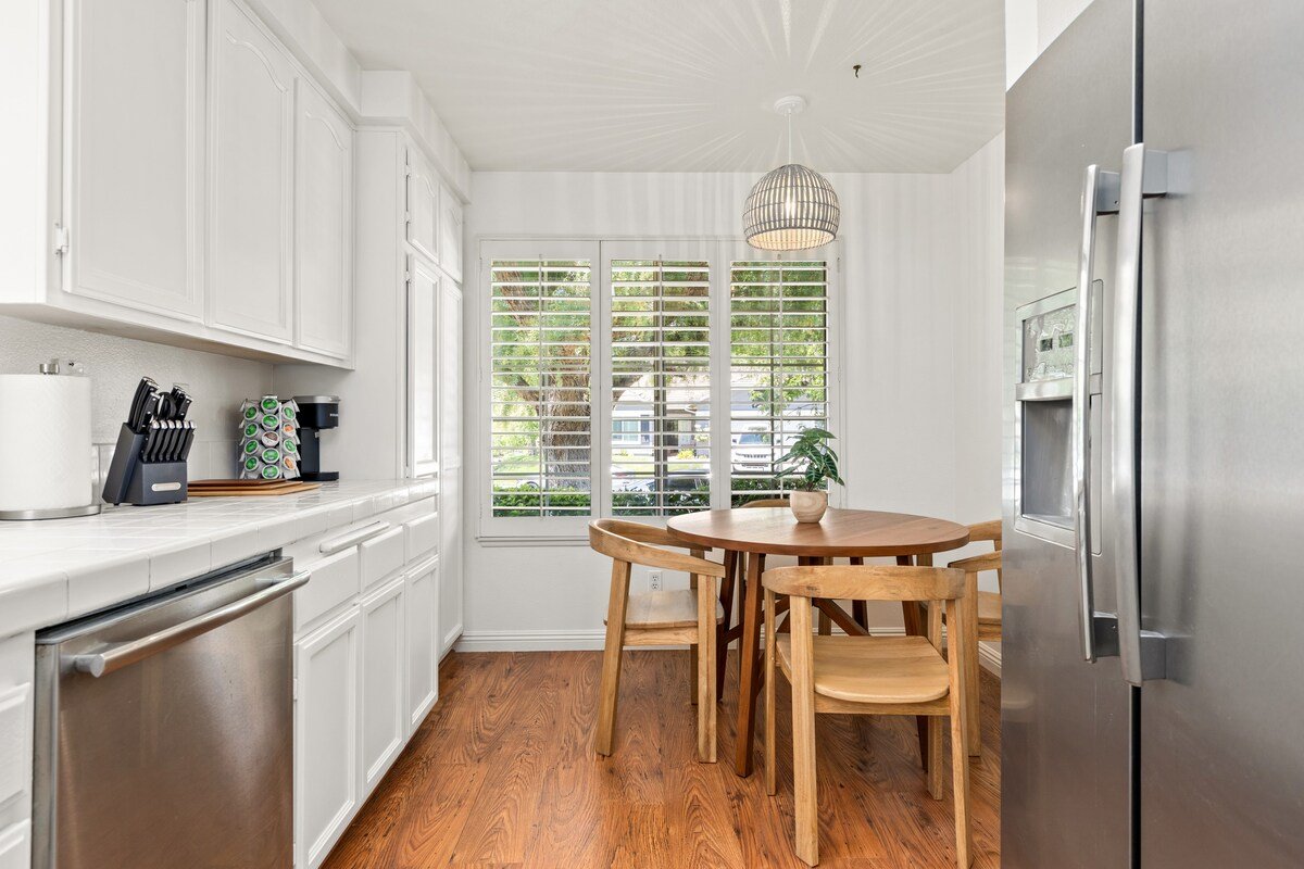 GOODE.HOMES | Luxury 3-bedroom home w/ lush garden gallery image 4