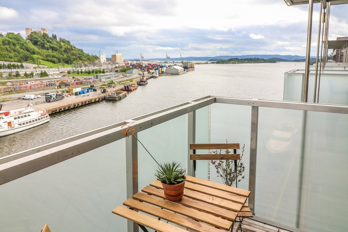 LARGE 3BR Modern Seaside Apt Near Central Station gallery image 3