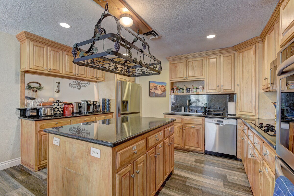 Villa with 2 Casita*Pool *7 Br4Bath-RV parking gallery image 5