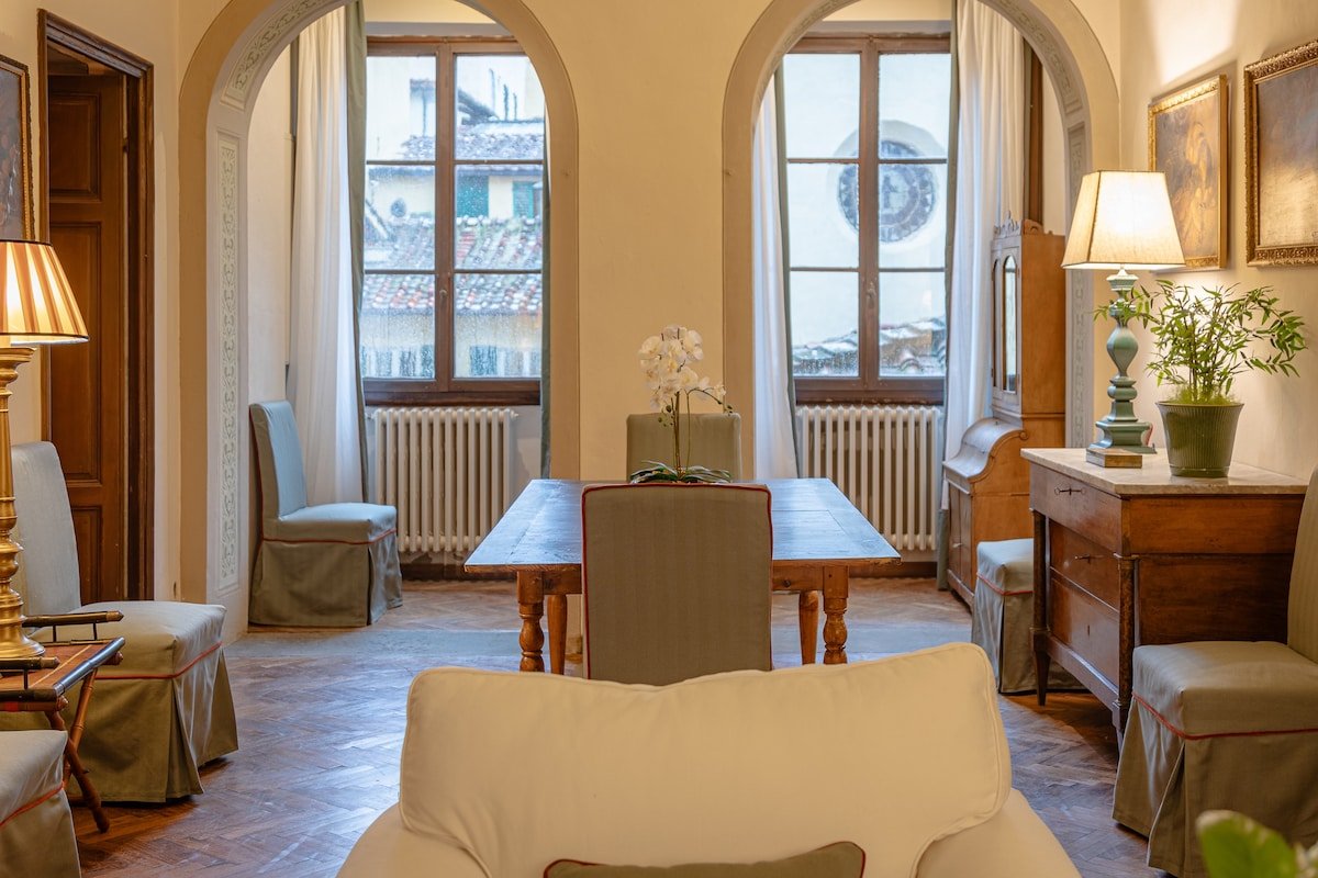 Uffizi Palace Centro elegant apartment + parking gallery image 5