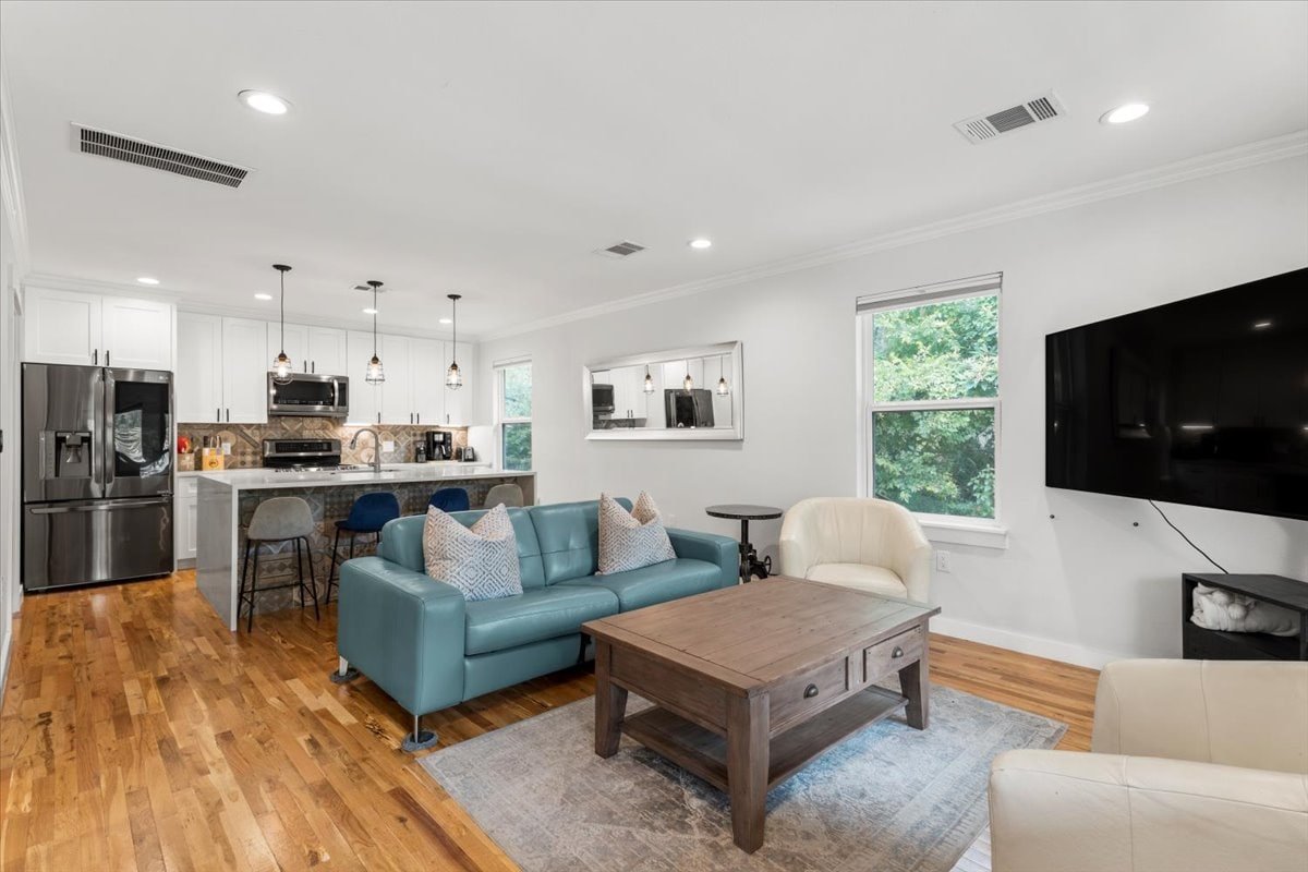 Walkable 2-home Eastside Austin Oasis gallery image 3