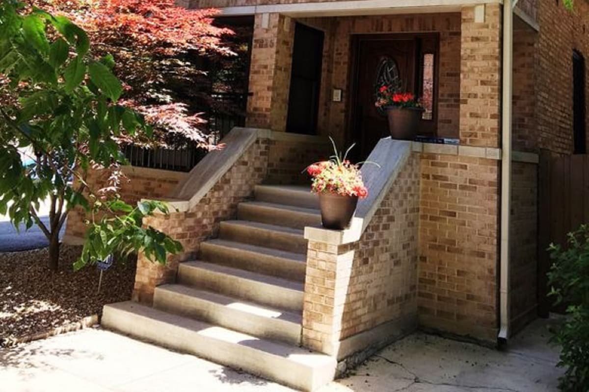 Home Near Wrigley *Free Parking & Pet Friendly!* gallery image 3