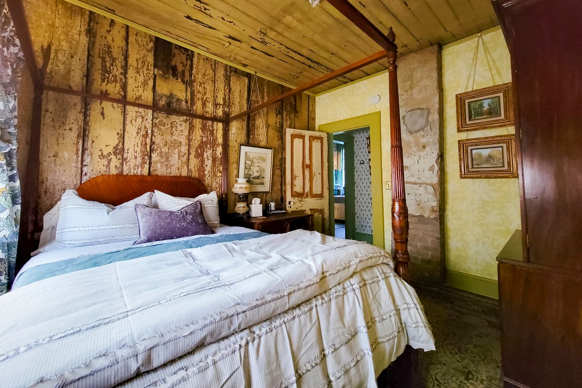 Eclectically Appointed Home w Salt Water Pool/Spa