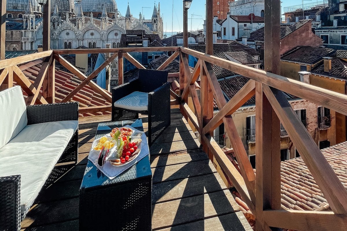 STUNNING SAN MARCO VIEW FROM LUXURY APARTMENT gallery image 3