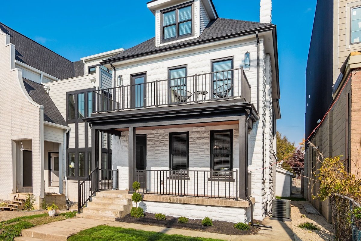 New Luxe Reno W/Hot Tub & Roof Top Terrace! gallery image 2