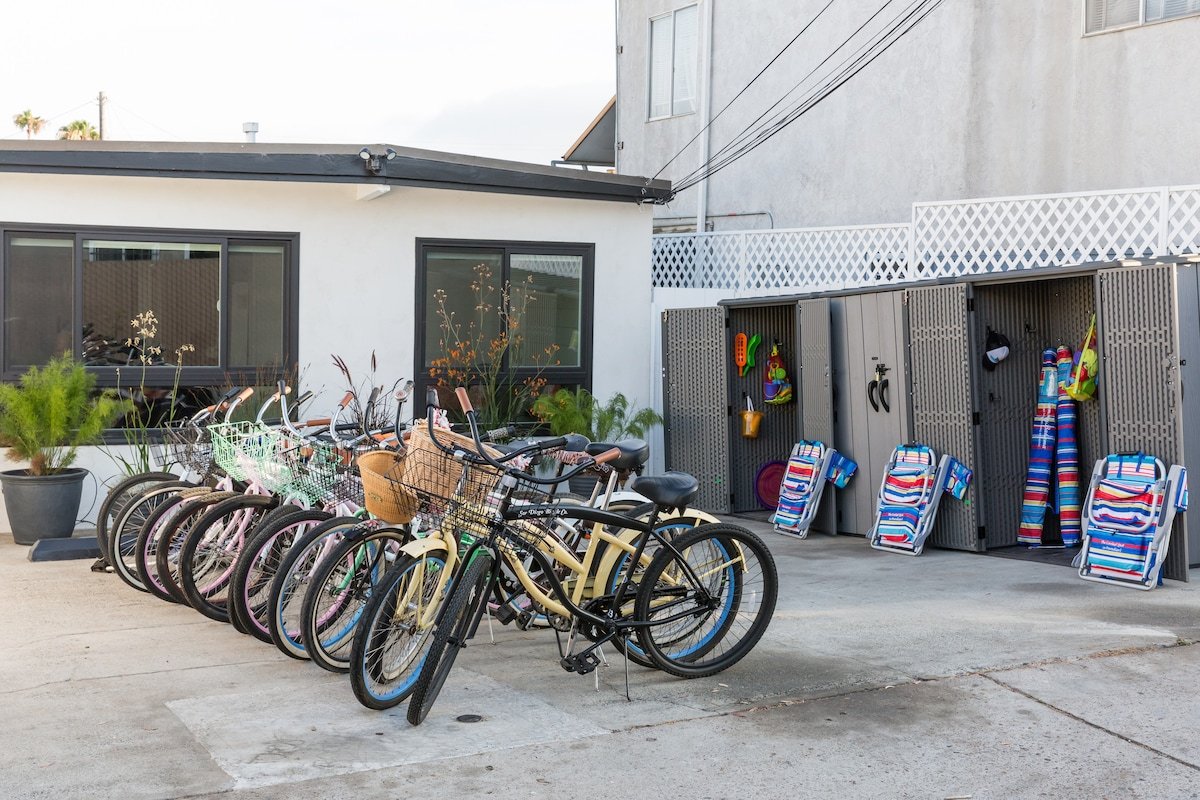 Near Bay – 12 Bikes, A/C, BBQ, Deck- Min to Beach! gallery image 5