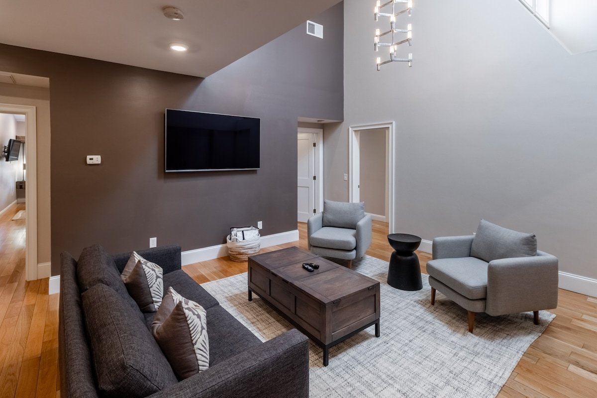 Corner Apt, Open Floor Plan In Downtown Newport gallery image 5