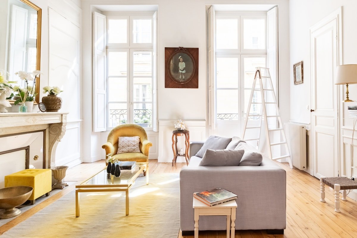 Chic & stylish apartment superbly located. gallery image 2