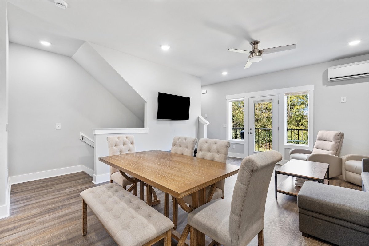 Massive 3 bedroom home close to downtown! gallery image 2